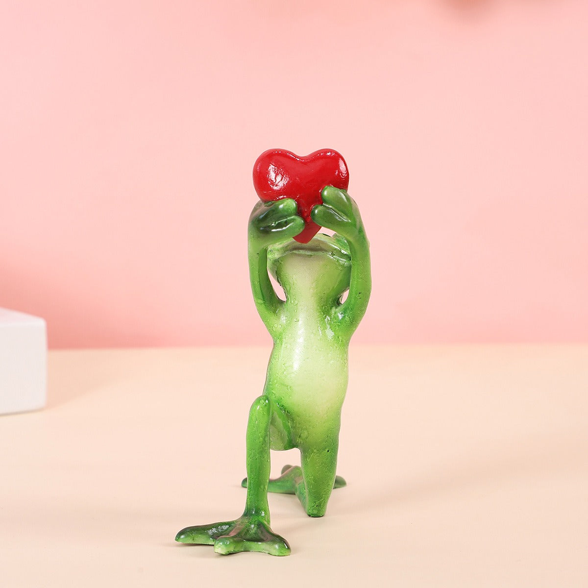 Frog Holding Heart Figurine Resin Love Frog Statue for Tabletop, Shelf, Garden and Home Decor